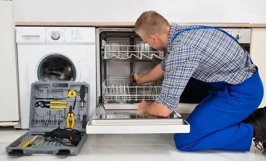 Serdivan Luxell servisi teknisyen ekibi beyaz eşya tamiri yaparken